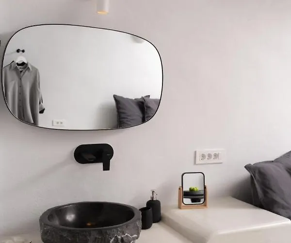 Niso Cave Konukevi Megalochori (Santorini)