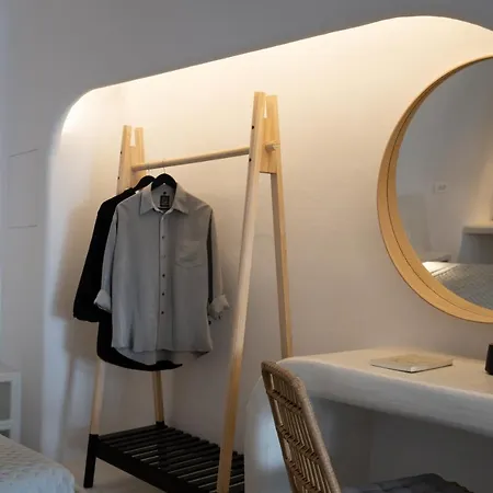 Konukevi Niso Cave Megalochori (Santorini)