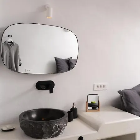 Niso Cave Konukevi Megalochori (Santorini)