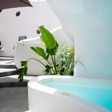 Konukevi Niso Cave Megalochori (Santorini)